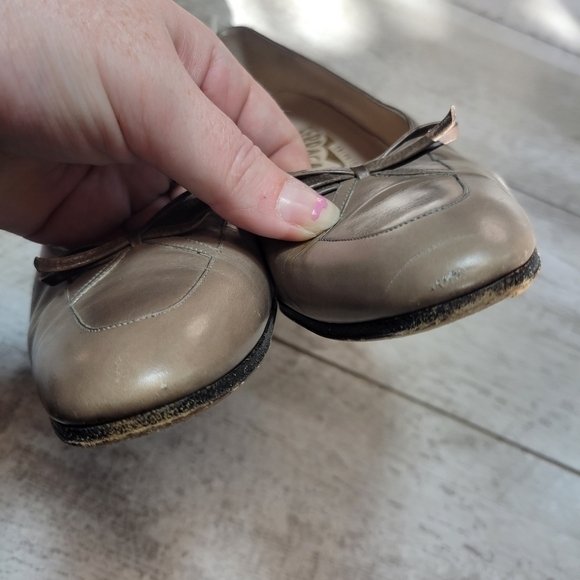 VTG Ferragamo Tan Almond Toe Pumps with bowtie - Picture 2 of 12